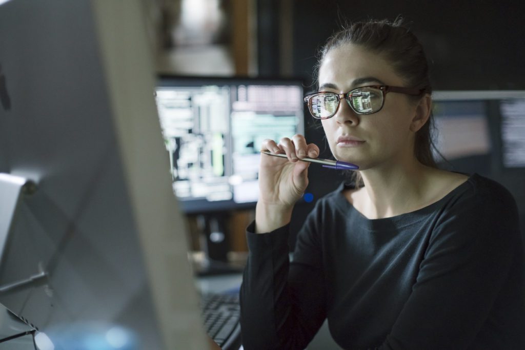 a woman using Defender for Endpoint in the office. 